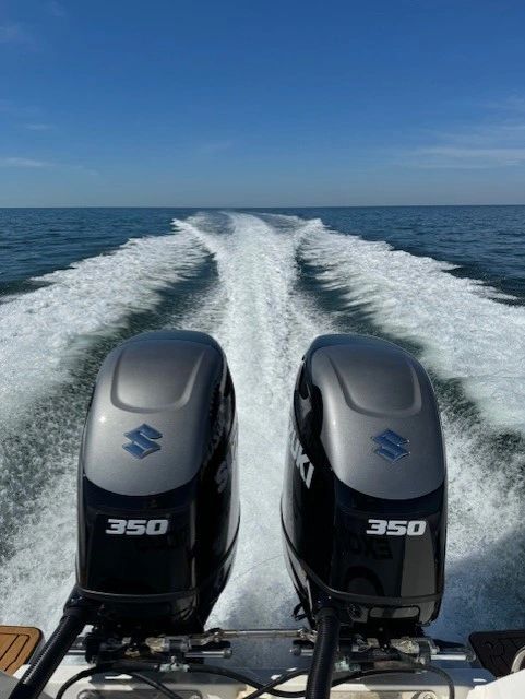 Twin outboard motors dual wake on ocean